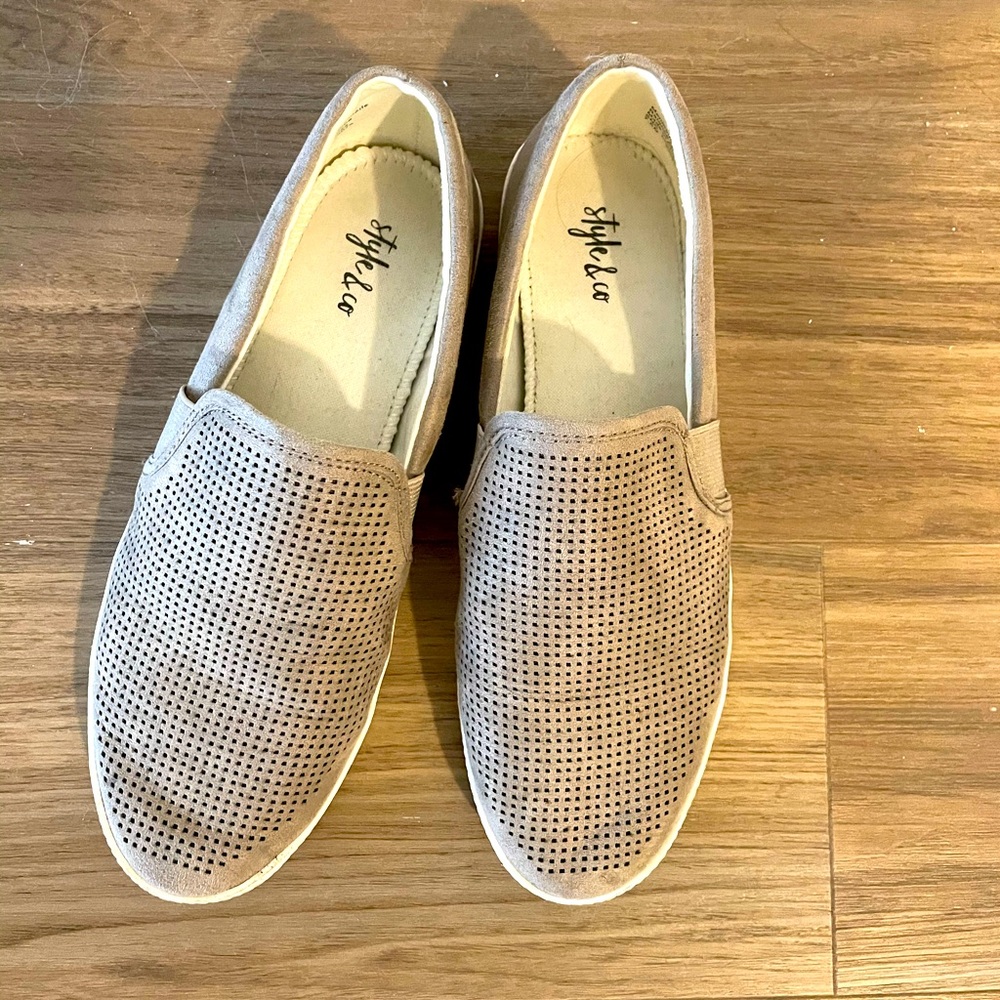 Tan women’s cushioned sneakers 7.5